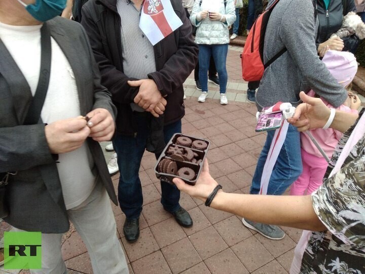 На площади Независимости в Минске бесплатно раздают чай, фрукты и печенье. Посреди бело-красно-белых полотен замечен украинский флаг. Где-то это уже всё было