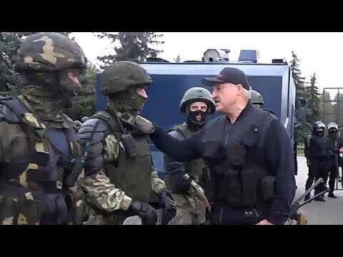 Лукашенко-президент Белоруссии прилетел с автоматом и вооружённой охраной во ... 