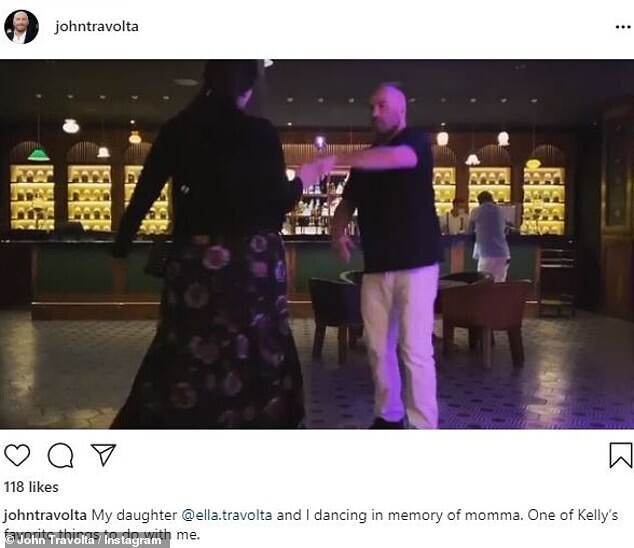 Джон Траволта танцует с дочерью в память об умершей жене
