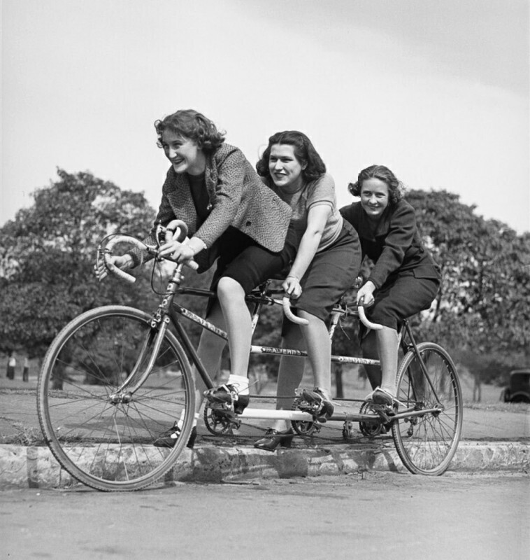 Женщины на трехместном велосипеде-тандеме, Австралия 1938⁣