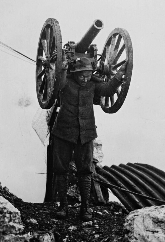 Солдат корпуса Альпини несет в горы полевую пушку. 1916 г.