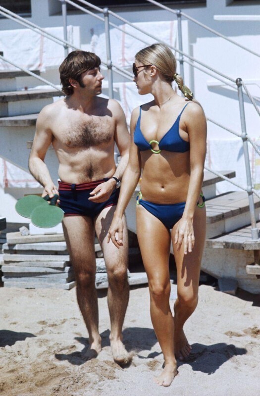 Режиссер Роман Полански с женой Шэрон Тейт на пляже в Каннах, Франция, 1968 год.