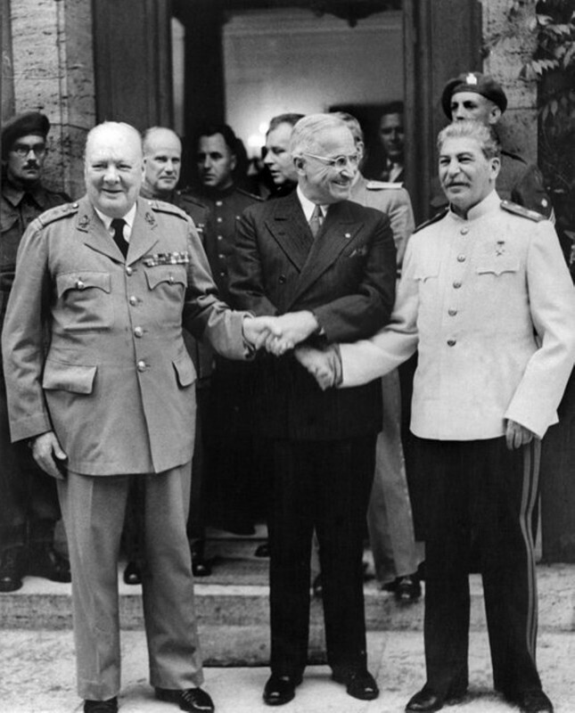 Тройное рукопожатие: Черчилль, Трумэн и Сталин, 23.07.1945, Потсдам, Германия