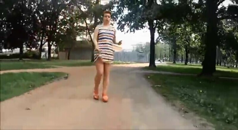 Питерский пранкер снял видео, как задирает девушкам юбки