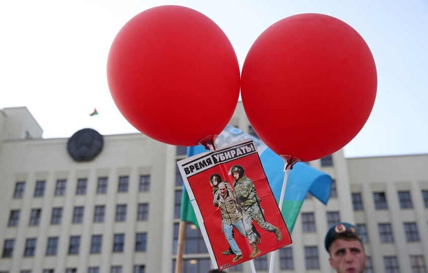 Звено боевых вертолетов Белоруссии пресекло вторжение воздушных шариков со стороны Литвы