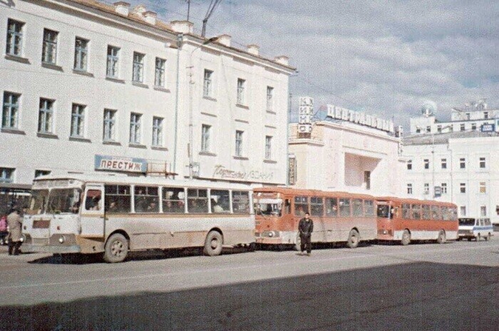 Модное в 90-х название для магазина – "Престиж". На этот раз в Якутске, на проспекте Ленина, рядом с советским магазином "Подписные издания".
