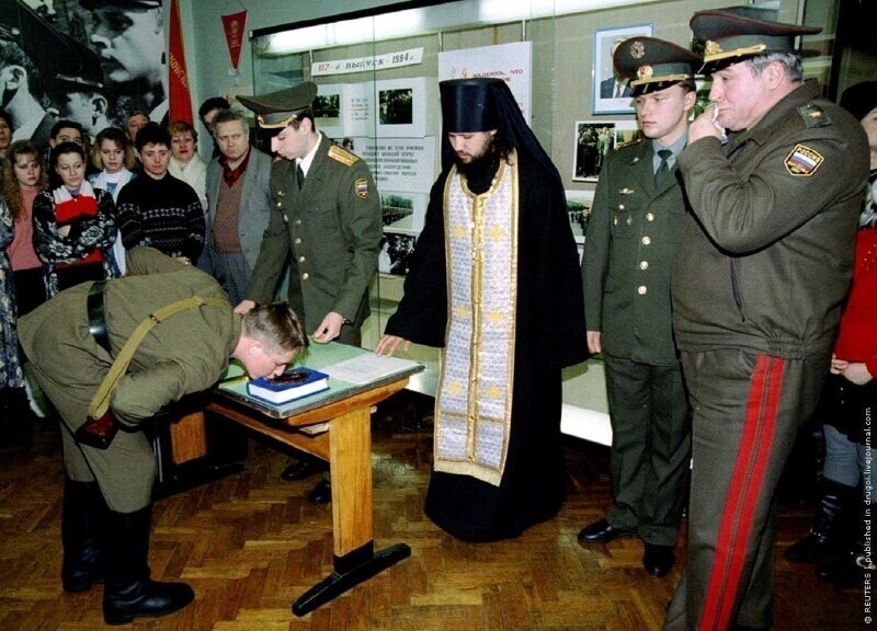 Молодой солдат целует Библию во время принятия присяги. Москва, февраль 1995 г.