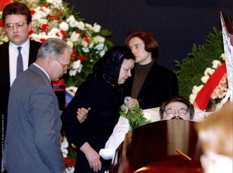 Мать застреленного в подъезде своего дома телеведущего Владислава Листьева у гроба с телом сына. Москва, 3 марта 1995 г.