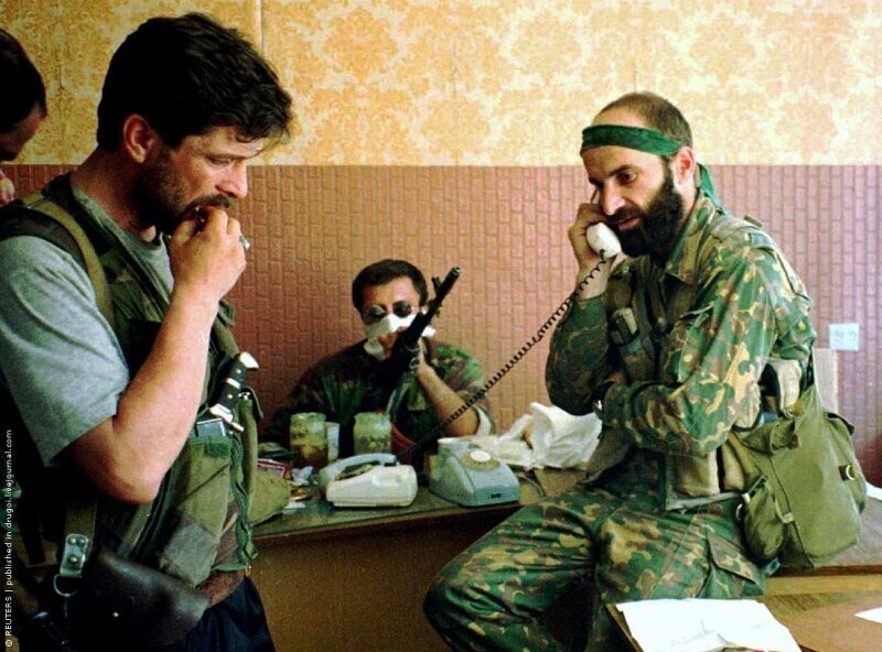 Командир отряда чеченских боевиков Шамиль Басаев во время захвата больницы в Буденновске, 19 июня 1995 г.