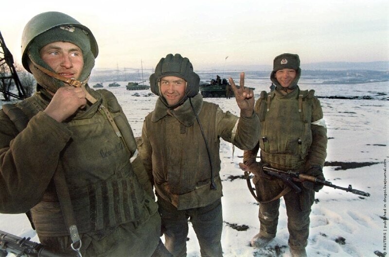 Российские солдаты на позиции недалеко от границы с Чечней. Декабрь 1994 г.