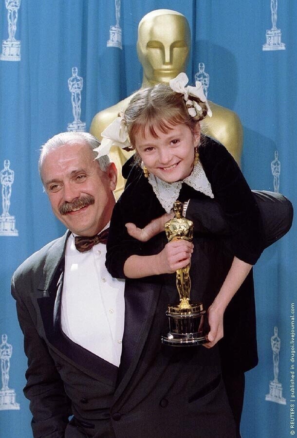 Кинорежиссер Никита Михалков с дочерью Надей и только что полученным "Оскаром" за фильм "Утомленные солнцем". США, 28 марта 1995 г.