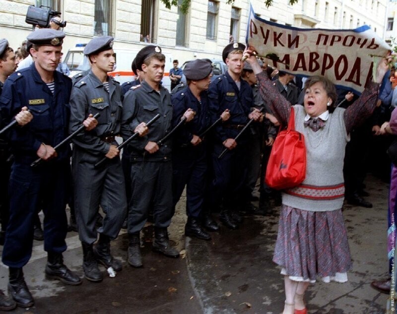 Демонстрация вкладчиков МММ у здания МВД. Москва, август 1994 г.