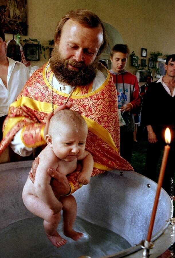 Обряд крещения в церкви. Рязань, июнь 1994 г.
