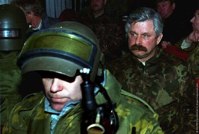 Арестованного Александра Руцкого выводят из «Белого дома» в Москве, 5 октября 1993 г.