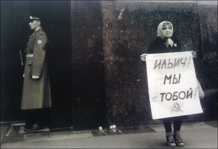 Женщина с плакатом на Красной площади, Москва, 1991 год.