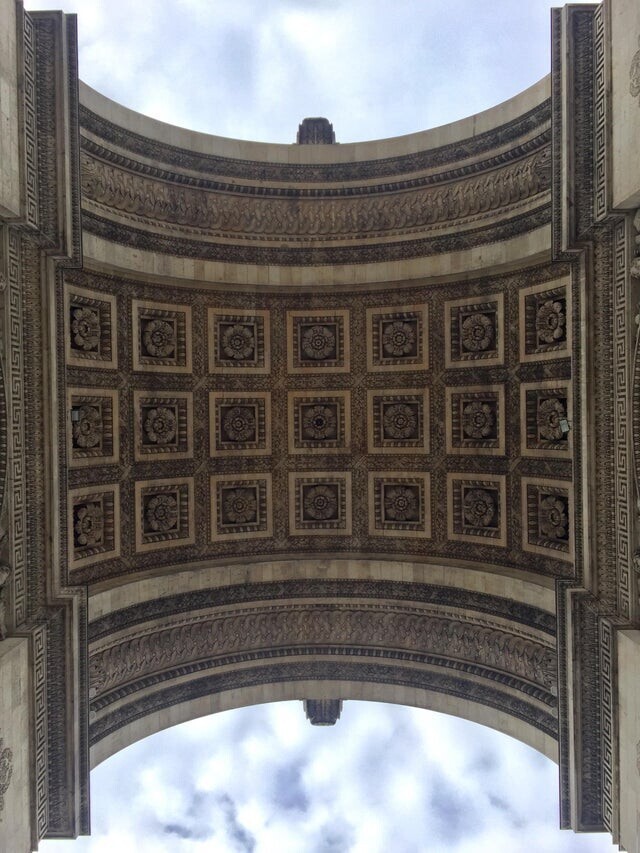 12. Триумфальная арка, Париж, вид снизу