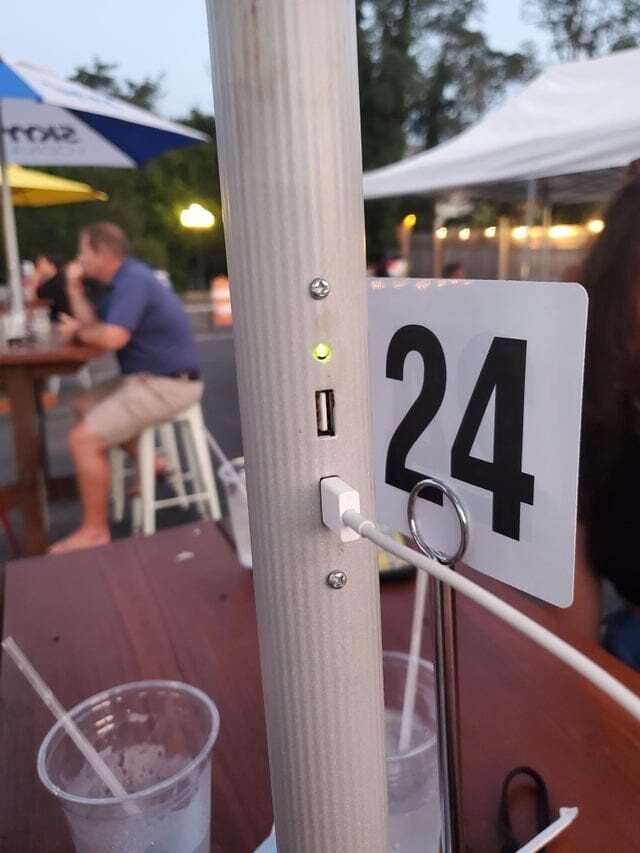 15. Ресторан с зарядкой от солнечной батареи, которая спрятана в ножке зонтика