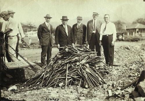 14. Конфискованные трубки для курения опиума, 1923 год