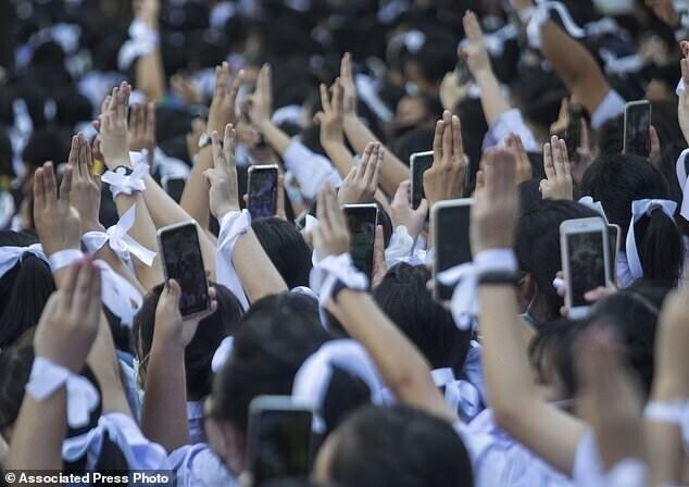 Тайские школьники массово протестуют против учительского произвола