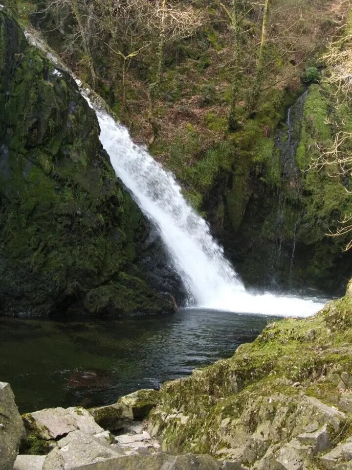 В Великобритании 6-летняя девочка упала в водопад высотой 30 метров и чудом осталась жива