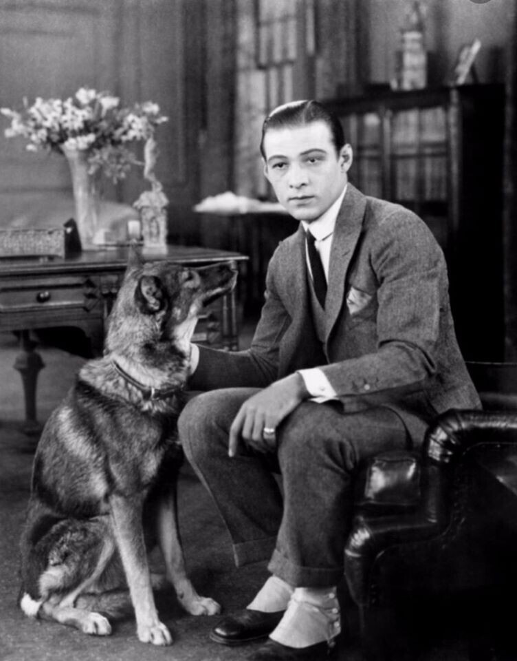 Рудольф Валентино и его собака, 1920-е годы