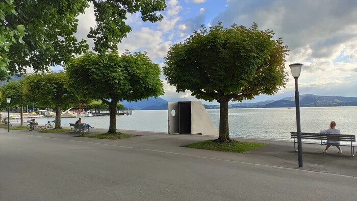 Вход в подводную обсерваторию на озере Цуг (Швейцария)