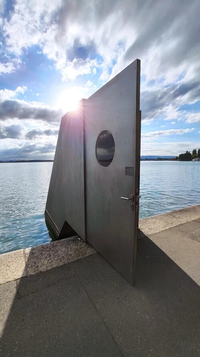 Вход в подводную обсерваторию на озере Цуг (Швейцария)