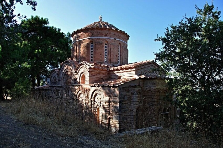 Византийская церковь возрастом 800 лет, специально спрятана в лесу на склоне горы