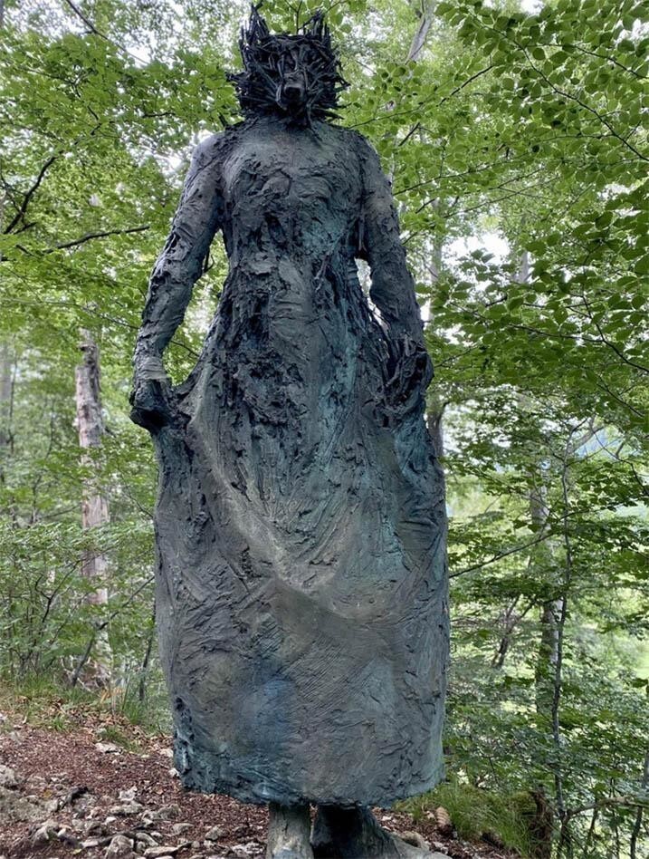 Статуя волколака среди леса – встречается и такое