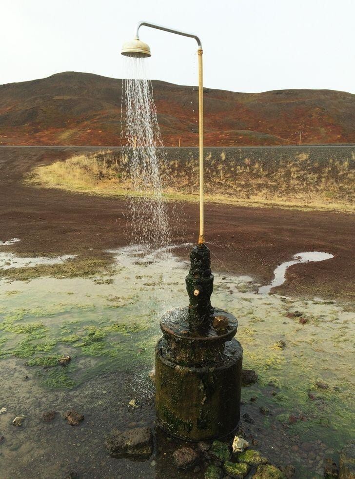 Где-то среди исландских просторов на теплом гейзере поставлена труба с душевой лейкой – можно помыться, отчего нет