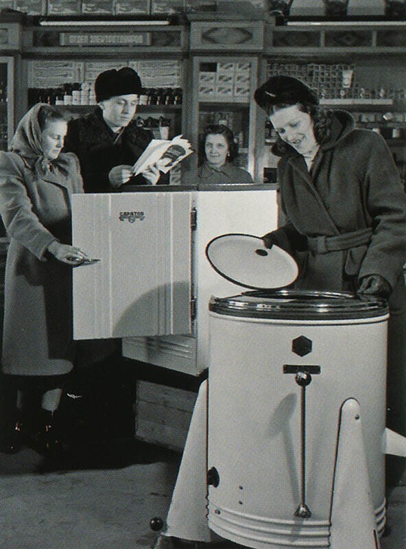 В универмаге, 1958