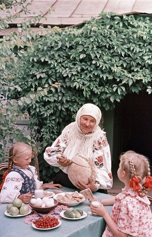 Завтрак у бабушки, Украина, 1960-е.