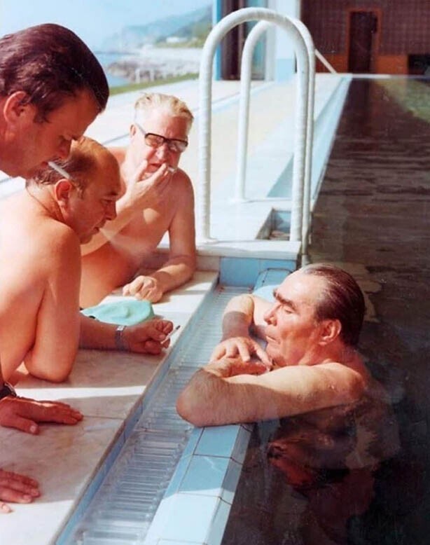 Запах табачного дыма. Леонид Брежнев в отпуске, Крым, СССР, август 1981 года.