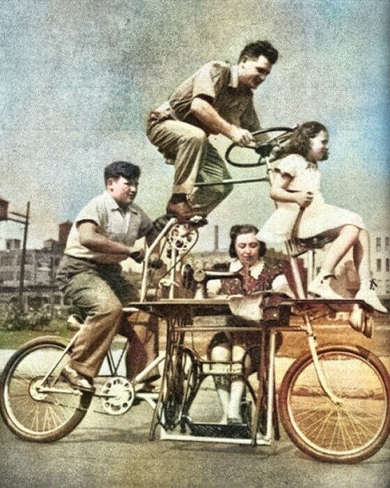 Семейный велосипед с встроенной швейной машинкой.(США, 1939 год)