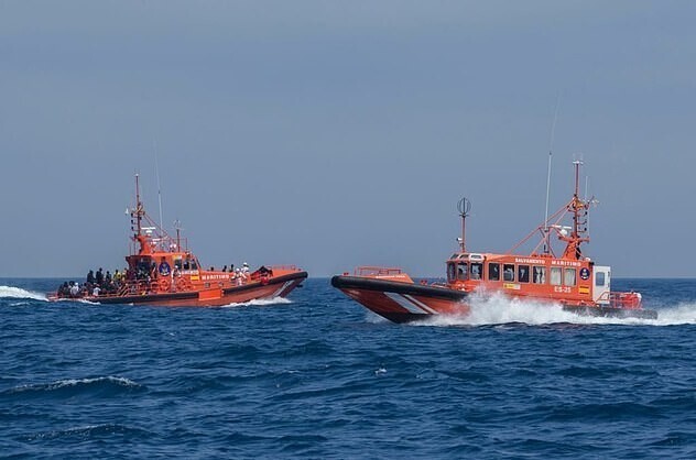 Испанская береговая охрана выловила в море странного британца