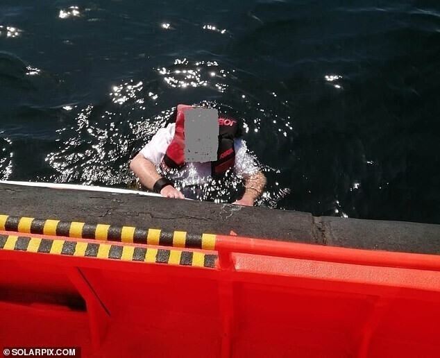 Испанская береговая охрана выловила в море странного британца