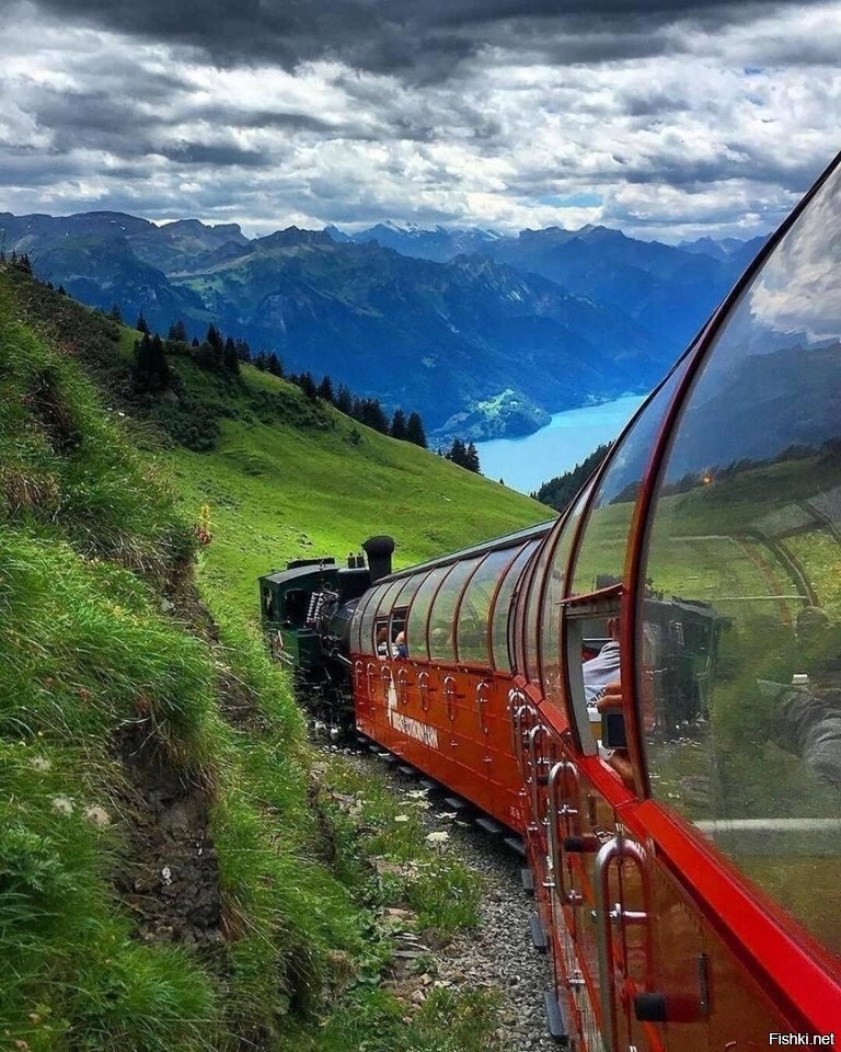 Панорамный поезд в Швейцарии