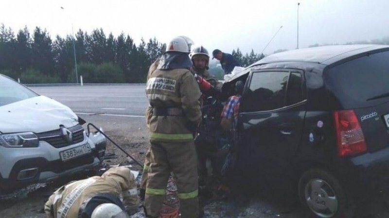 Авария дня. ДТП с участием трех машин на трассе в Челябинской области