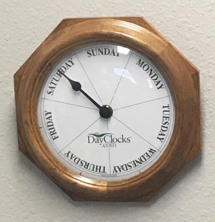  Эти часы говорят вам, какой сегодня день.