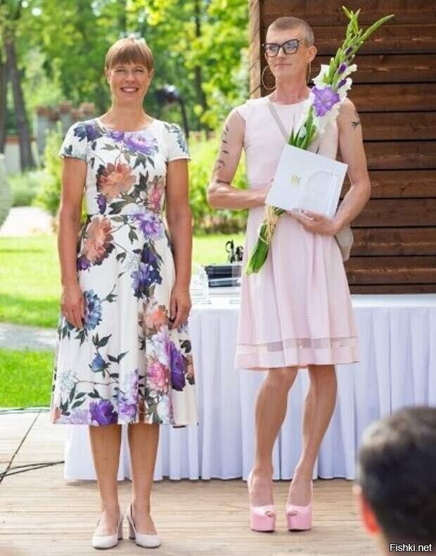 Президент Эстонии Керсти Кальюлайд вручает литературную премию писателю Микка...
