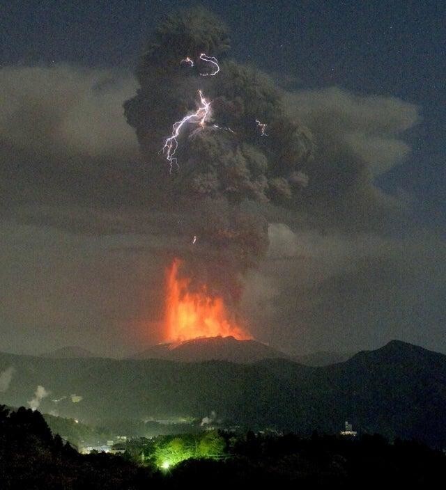 Пепел достигал высоты в 5 км при извержении вулкана Симмоэ