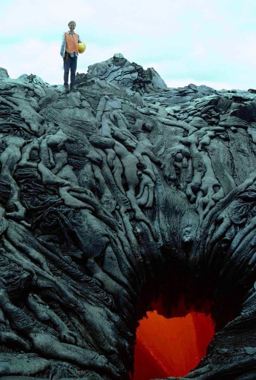 Знаменитая иллюзия – скольких людей вы увидите в жерле вулкана?