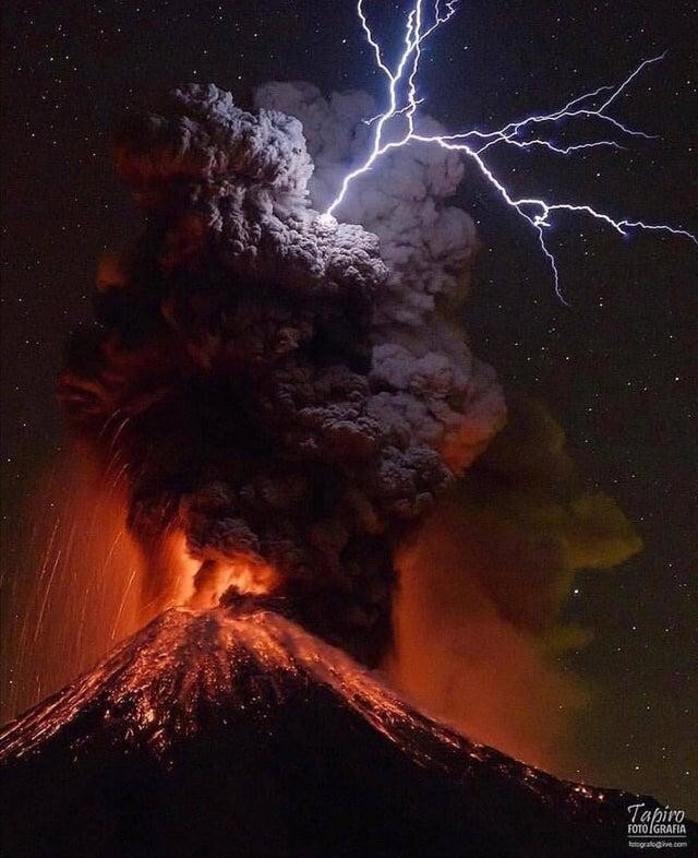 Вулканические молнии образуются из-за трения частиц пепла между собой