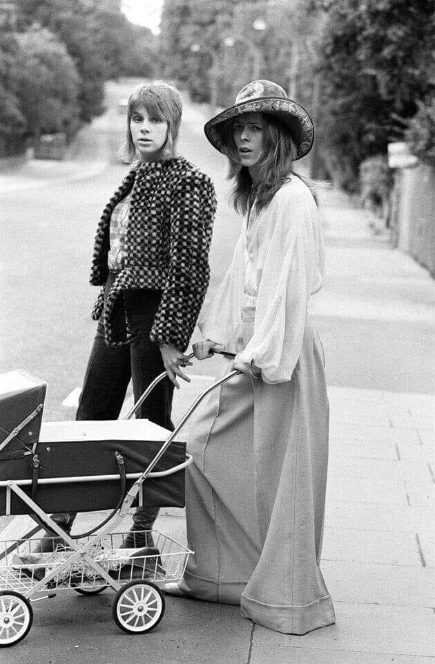 Дэвид Боуи с женой на прогулке,1971 Дэвид в шляпе…