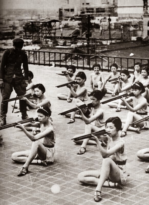 Японские школьницы, попозируют для съемки военной подготовки, 1930-е годы