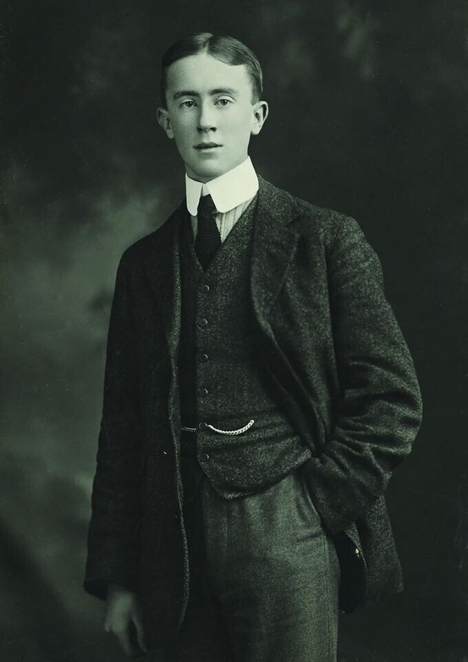 Шестнадцатилетний Джон Рональд Руэл Толкин. Снимок сделан в 1908 году.
