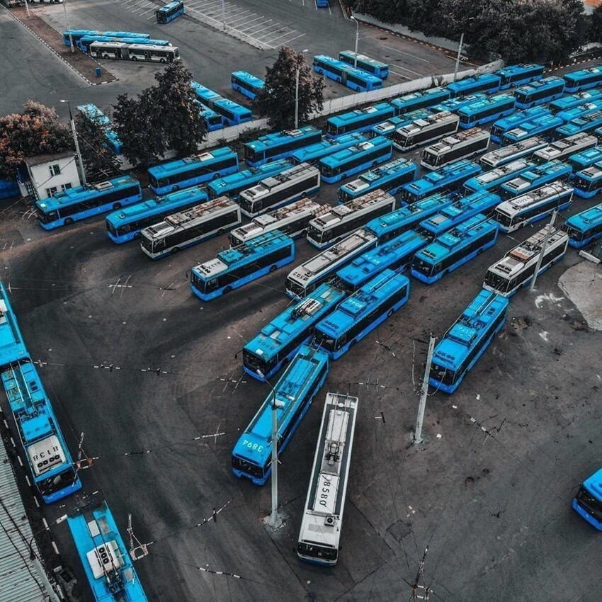 Москва распрощалась с троллейбусами: кадры последней "тихой столичной гавани" этих работяг