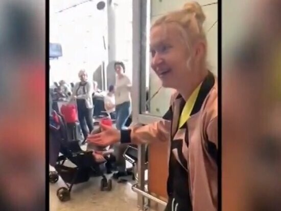 Мать года: в Шереметьево  сняли с рейса пьяную женщину с двумя малышами, пытавшуюся улететь в Турцию
