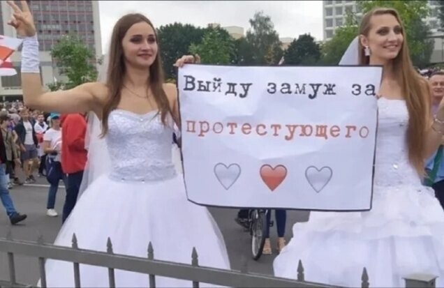 Примерно то же самое, что и призыв Мадонны 4 года назад выполнить оральные ласки в отношении тех, кто проголосует за Хиллари Клинтон.