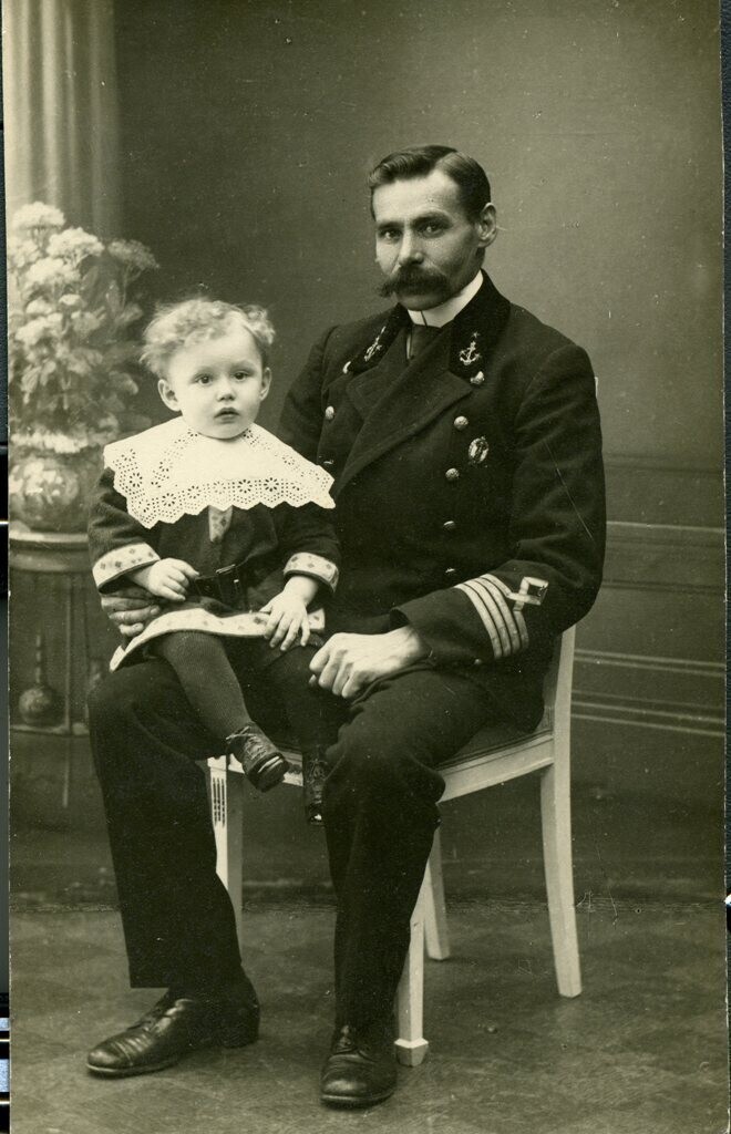 Русский капитан с сыном (был женат на Эмилии Карловне Фрицберг)